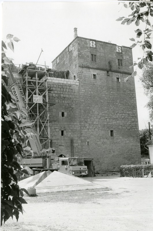 Kuressaare linnus: kirdetiiva kaitsegalerii restaureerimistööd autotõstuki Faun abil