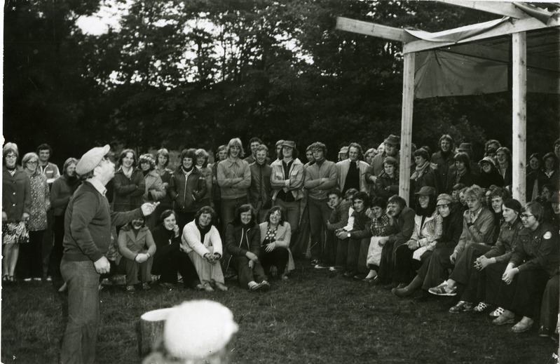 Kingissepa noorte suvepäevad 1978.a. Vintri rannas. Esineb Sulev Nõmmik.