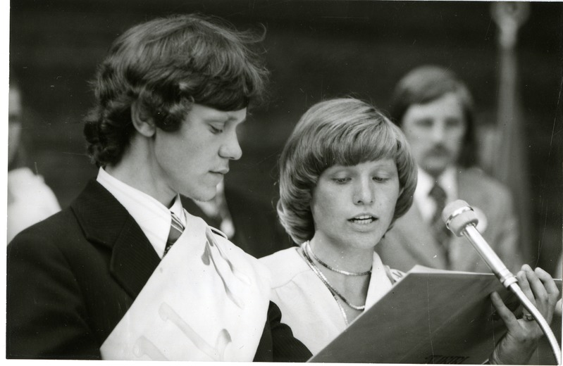 Kingissepa rajooni noorte suvepäevad: balli peremees ja perenaine tõotust andmas