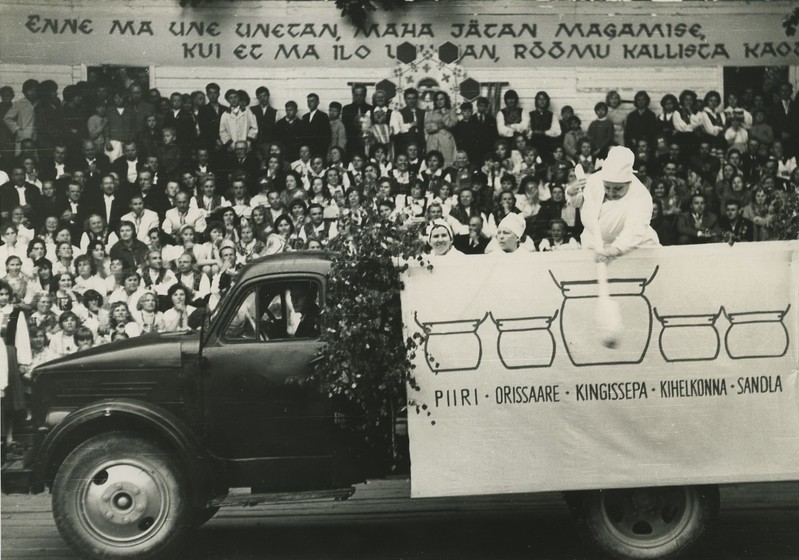 Kingissepa rajooni rahvakunstiõhtu: stseen rahvakunstiõhtust