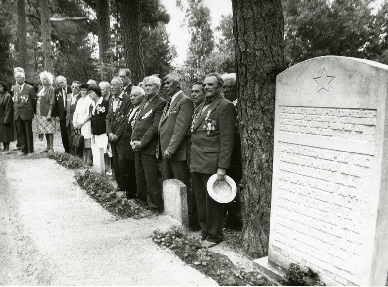Sõjaveteranide kokkutulek Saaremaa 1941.a. lahingute aastapäeval: osavõtjad Kärlal