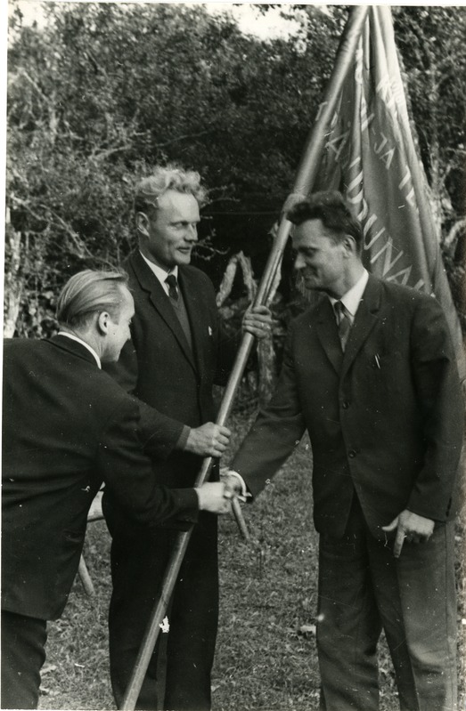 Viktor Rätsep, Oskar Toombu ja Taivo Lõuk koondise Eesti Põllumajandustehnika Kuressaare osakonnale rändpunalipu üleandmisel