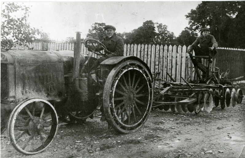 Koimla Masinatarvitajate Ühingu traktor Deering