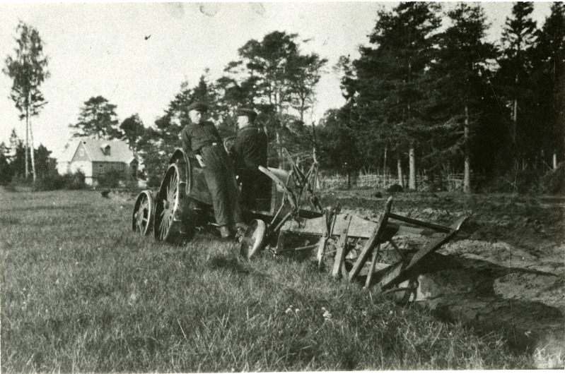 Traktoriga kündmine Hänga külas Peeter Pillmanni talus