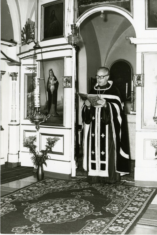Ülempreester Feliks Kadarik jumalateenistusel Kuressaare õigeusu kirikus