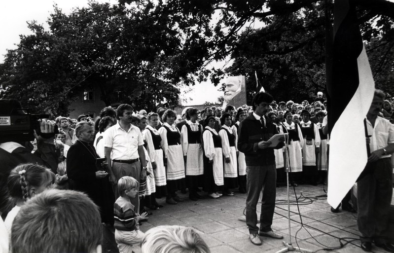 Saaremaa Rahvarinde korraldatud miiting Kuressaare Vabadussõja monumendi avamise 60. aastapäeval
