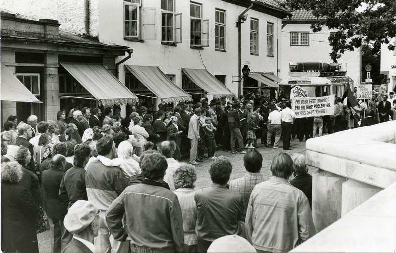 Saaremaa Rahvarinde korraldatud miiting Kuressaare Vabadussõja monumendi avamise 60. aastapäeval