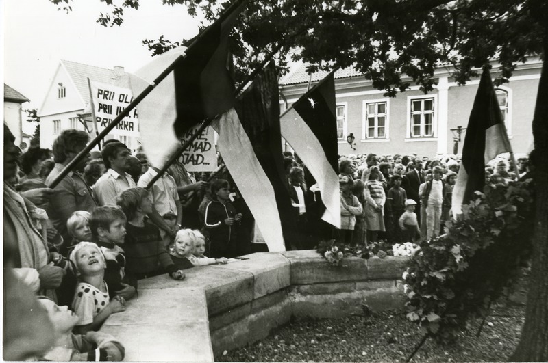 Saaremaa Rahvarinde korraldatud miiting Kuressaare Vabadussõja monumendi avamise 60. aastapäeval