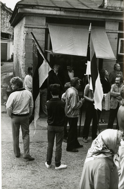 Saaremaa Rahvarinde korraldatud miiting Kuressaare Vabadussõja monumendi avamise 60. aastapäeval