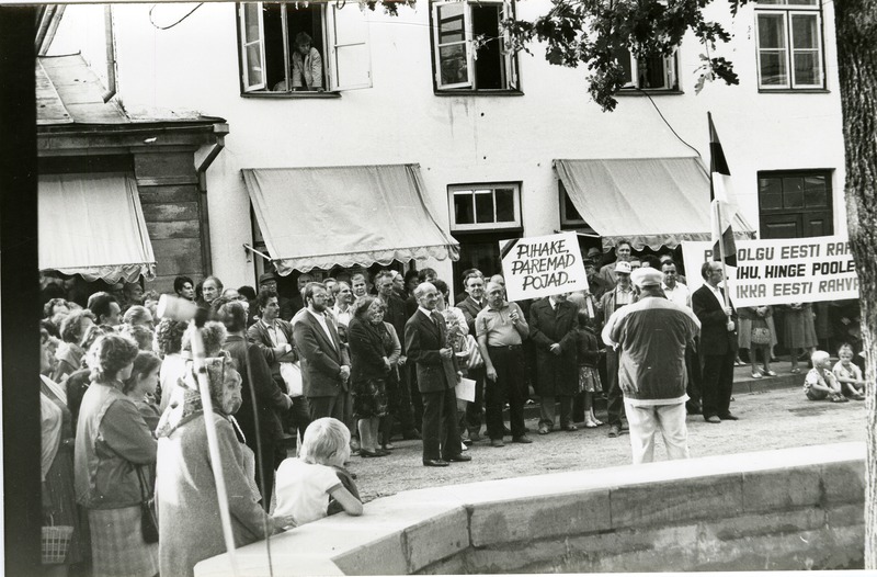Saaremaa Rahvarinde korraldatud miiting Kuressaare Vabadussõja monumendi avamise 60. aastapäeval