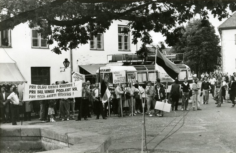 Saaremaa Rahvarinde korraldatud miiting Kuressaare Vabadussõja monumendi avamise 60. aastapäeval