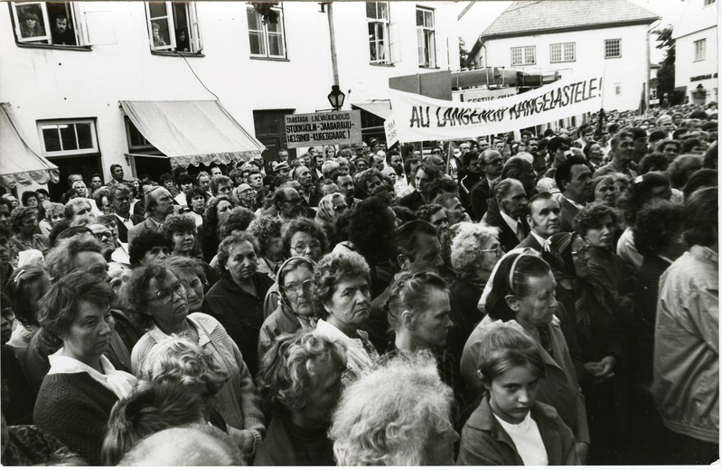 Saaremaa Rahvarinde korraldatud miiting Kuressaare Vabadussõja monumendi avamise 60. aastapäeval