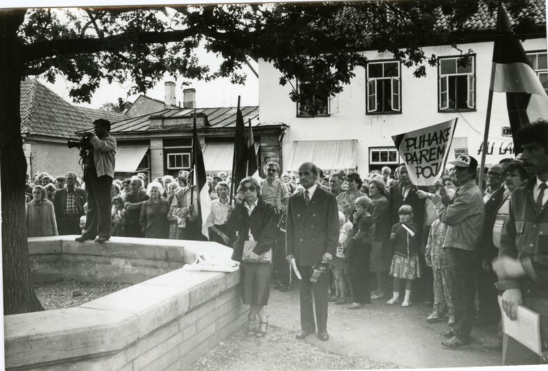 Saaremaa Rahvarinde korraldatud miiting Kuressaare Vabadussõja monumendi avamise 60. aastapäeval