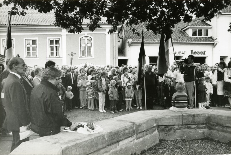 Saaremaa Rahvarinde korraldatud miiting Kuressaare Vabadussõja monumendi avamise 60. aastapäeval