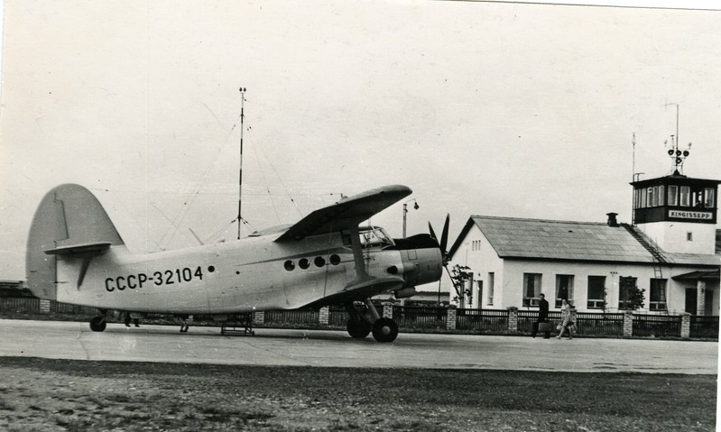 Kuressaare Lennujaam: lennuk AN-2 lennuväljal