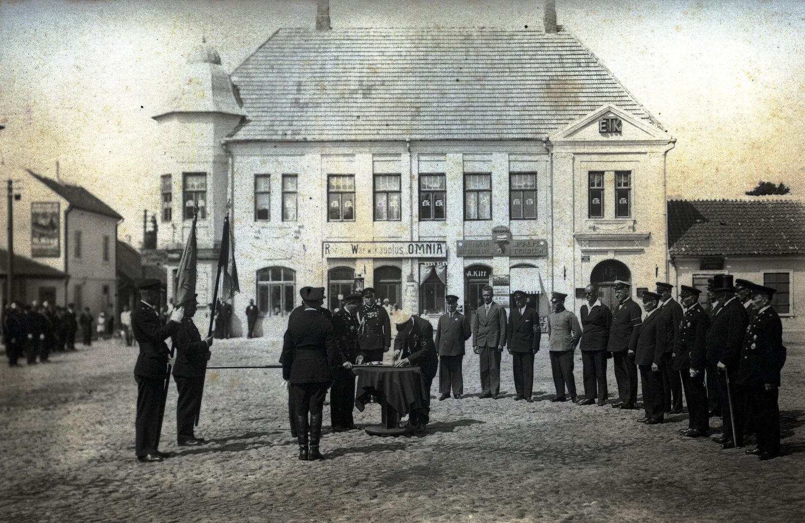 Kuressaare Vabatahtliku Tuletõrjeühingu kolm jaoskonda saavad uue lipu