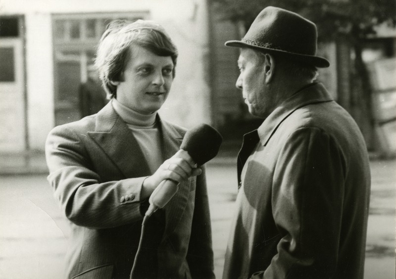 Jüri Suurhans Eesti Televisioonile intervjuud andmas