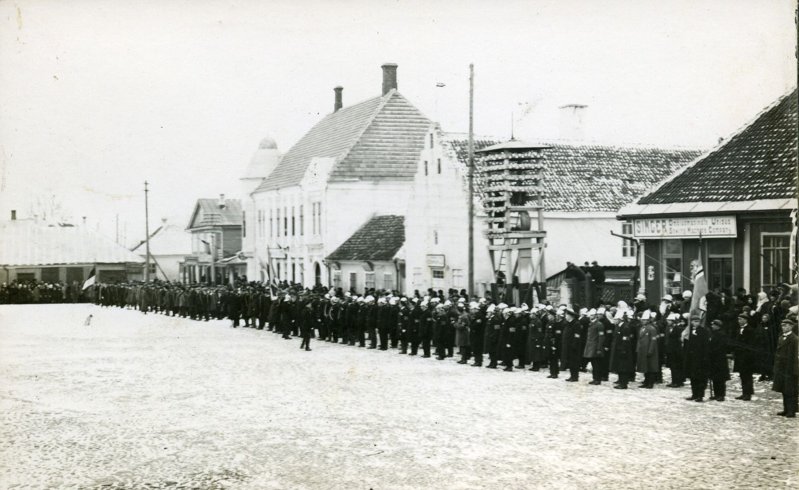 Kuressaare Vabatahtliku Tuletõrjeühingu liikmed ülesrivistatud Vabariigi aastapäeval