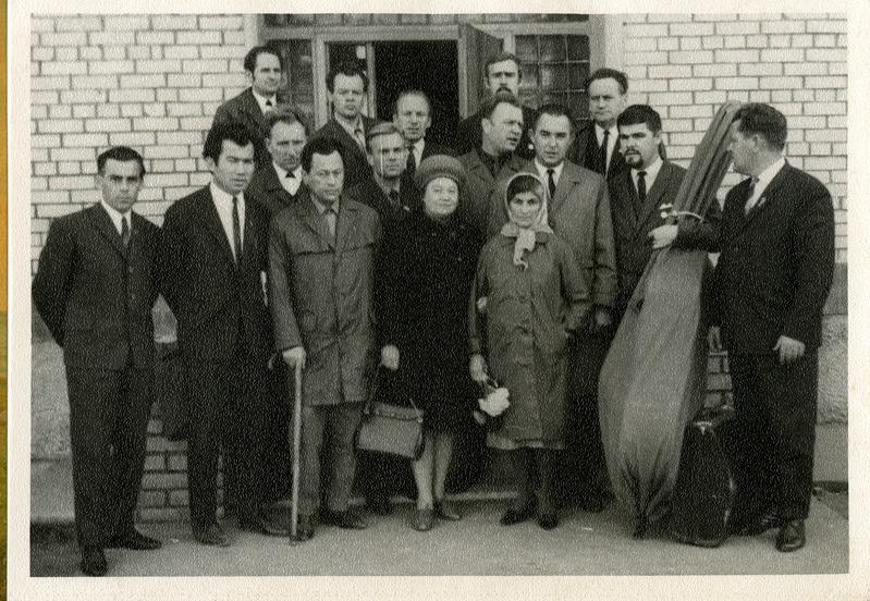 Saaremaa delegatsioon Usbeki NSV-s Eesti NSV kirjanduse- ja kunstidekaadi ajal külas Afrenja Ridolin-Riuhkranna juures