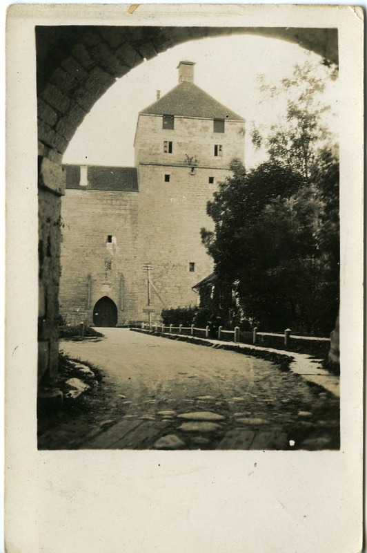 Vaade kindluse väravakäigust konvendihoonele ja  Kaitsetornile