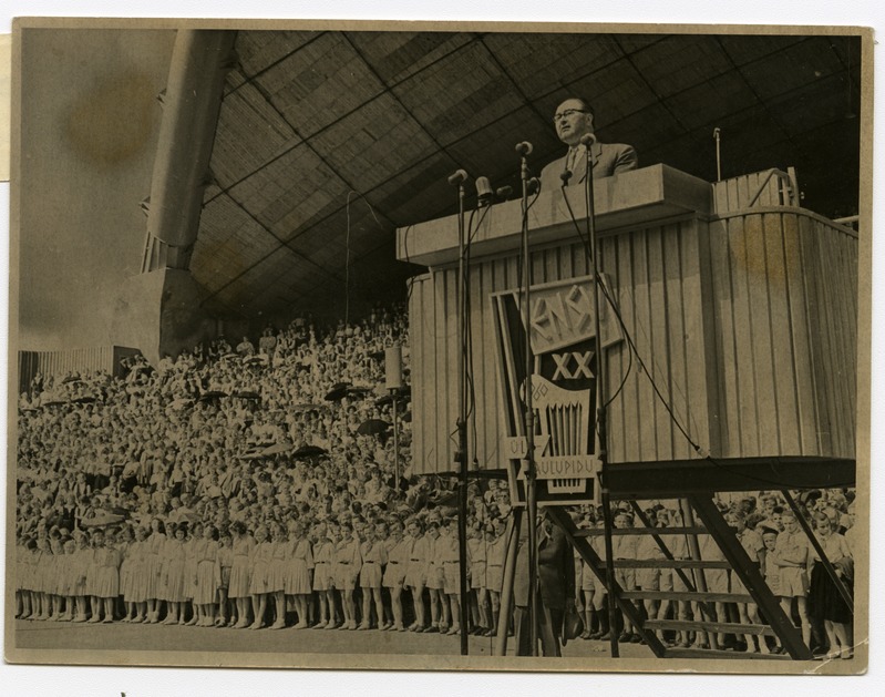 Aleksei Müürisepp esinemas avakõnega laulupeol