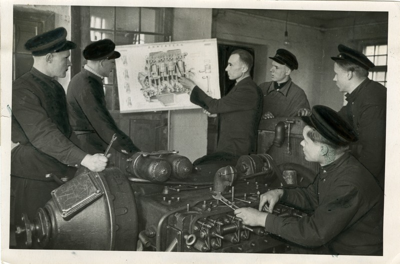 Kingissepa Põllumajanduse  Mehhaniseerimise Tööstuskooli nr. 2 õpetaja Villem Estorn õpilastele traktorimootorit tutvustamas