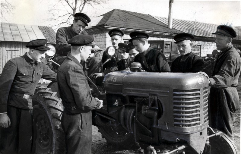 Kingissepa Põllumajanduse  Mehhaniseerimise Tööstuskooli nr. 2 õpilased praktikal