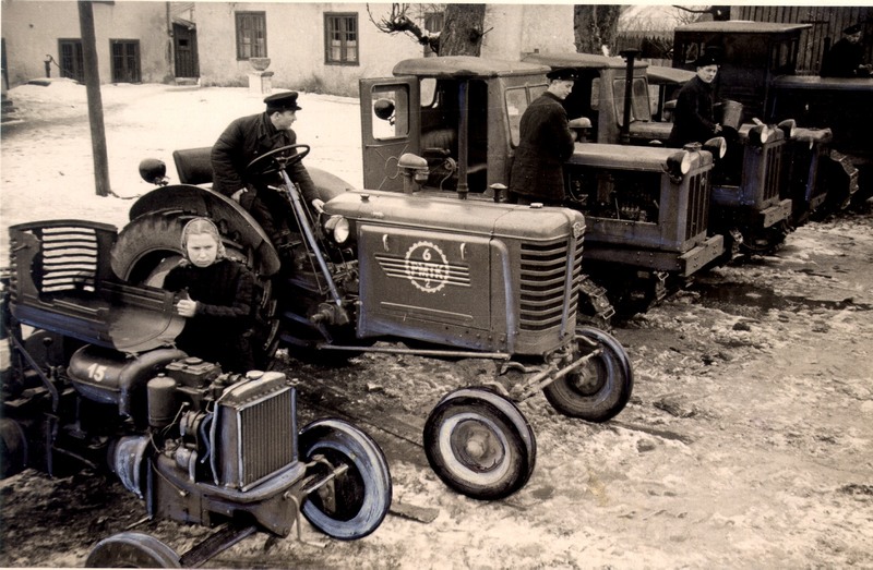 Kingissepa Põllumajanduse  Mehhaniseerimise Tööstuskooli nr. 2 õpilased praktikal