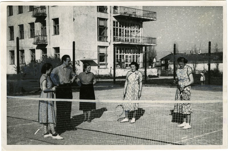 Kingissepa rajooni Keskhaigla töötajate kollektiivse tööga valminud tenniseväljak haigla territooriumil