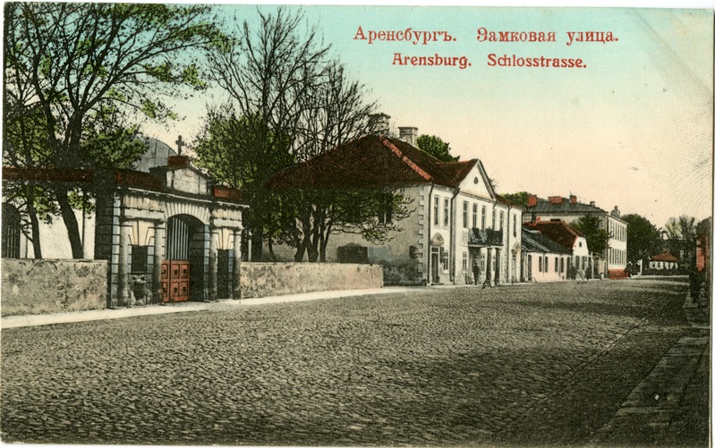 Vaade piki Lossi tänavat kesklinna poole: vasakul Nikolai kiriku väravad