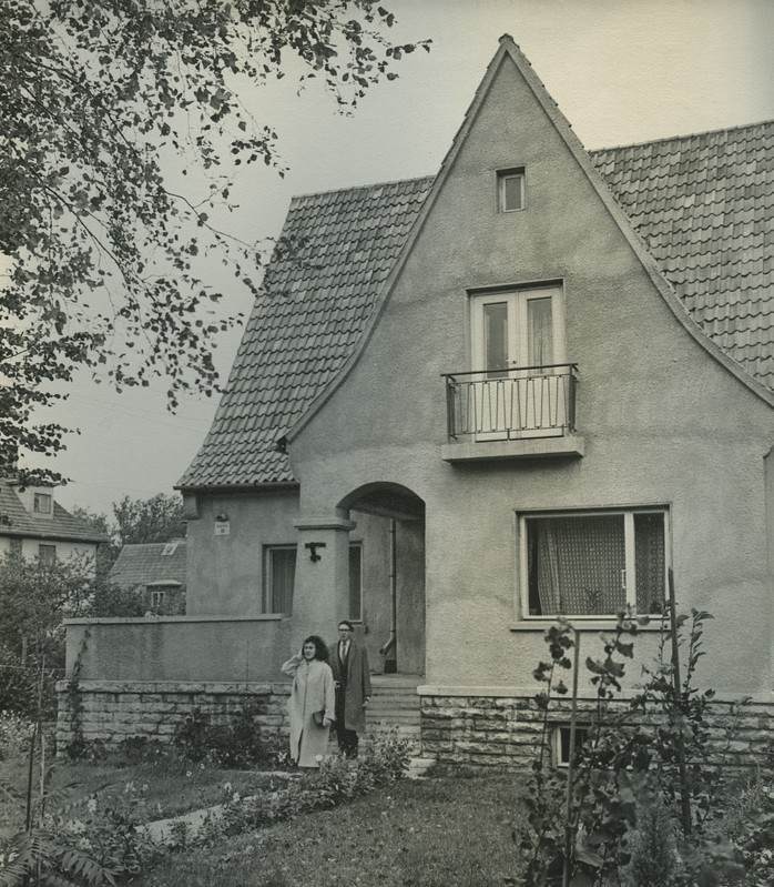 Juhan Smuul ja Debora Vaarandi Tallinnas Kuristiku 10 maja ees