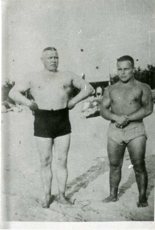 Maadleja Aleksander Sannik ja fotograaf Julius Mändmets