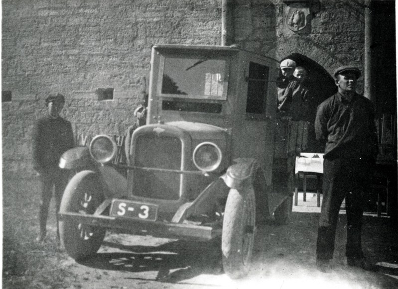 Veoauto Chevrolet 1932.a. laulupeo ajal Kuressaare linnuse väravas