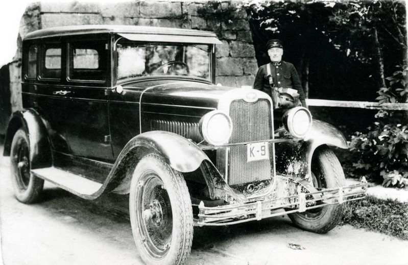 Sõiduauto Chevrolet Kuressaare kindluse värava juures