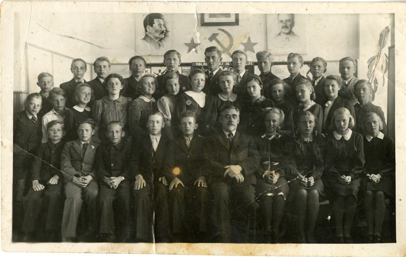 Kuressaare Keskkooli õpilased ja klassijuhataja Juhan Koppel