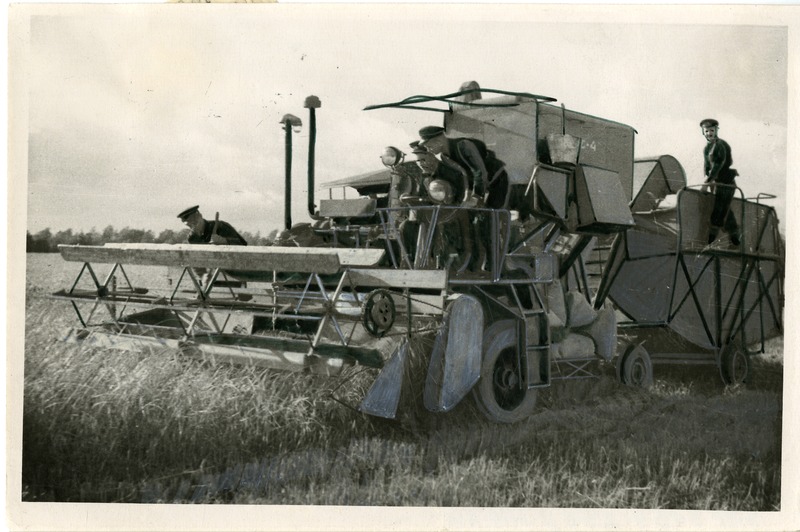 Kingissepa Rajooni  Põllumajanduse Mehhaniseerimise Kooli nr. 2 õpilased praktikal Viisnurga kolhoosis