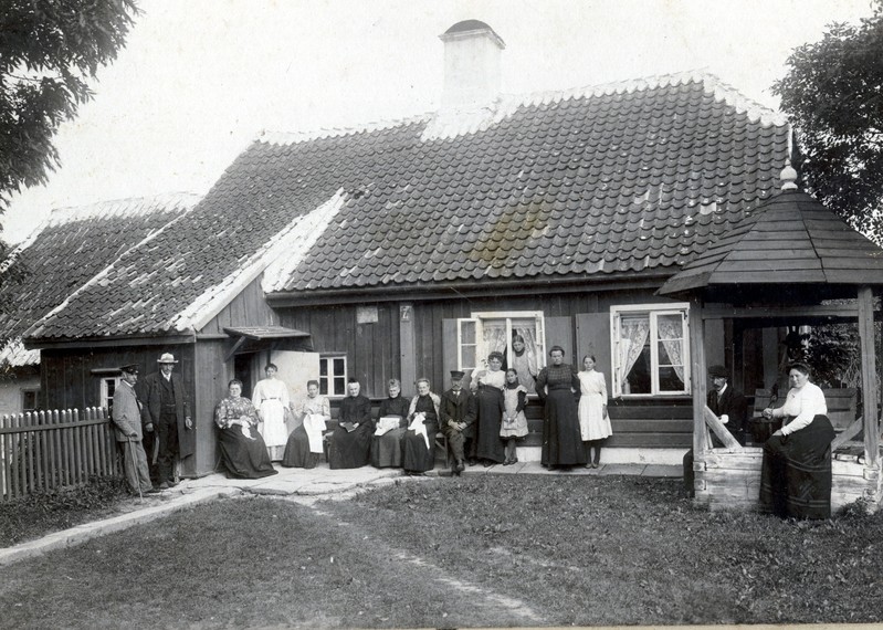 Elanikud Kitsas 5a maja ees