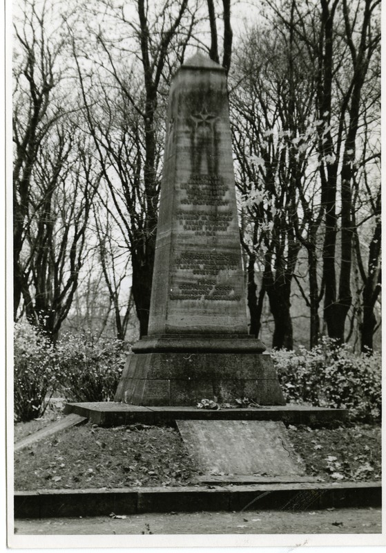 Vladimir Dejevi monument Kuressaare linnapargis