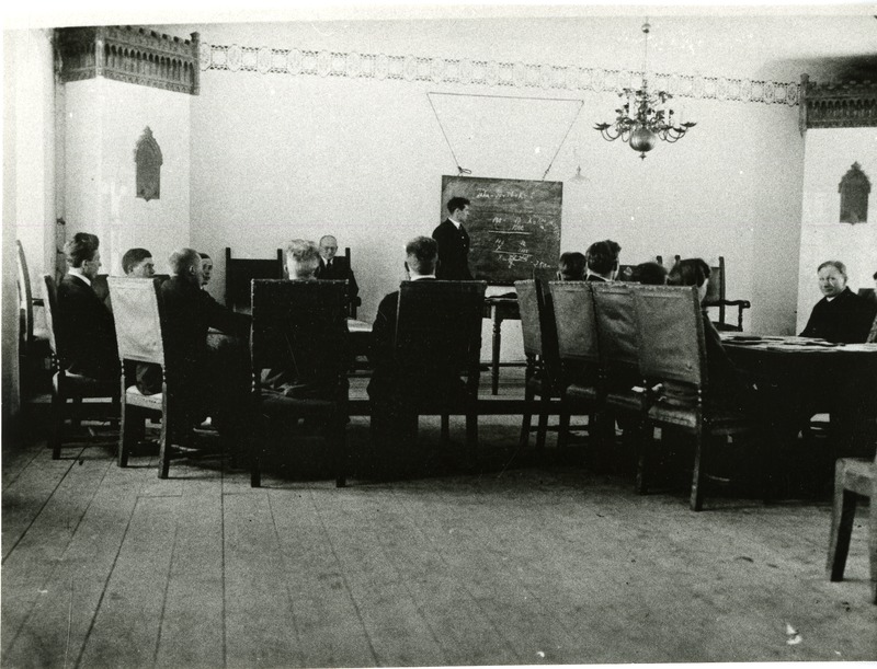 Taluraamatupidamise kursused Kuressaares maanõukogu koosolekusaalis. Lektor Paul Kind. 1929. a.