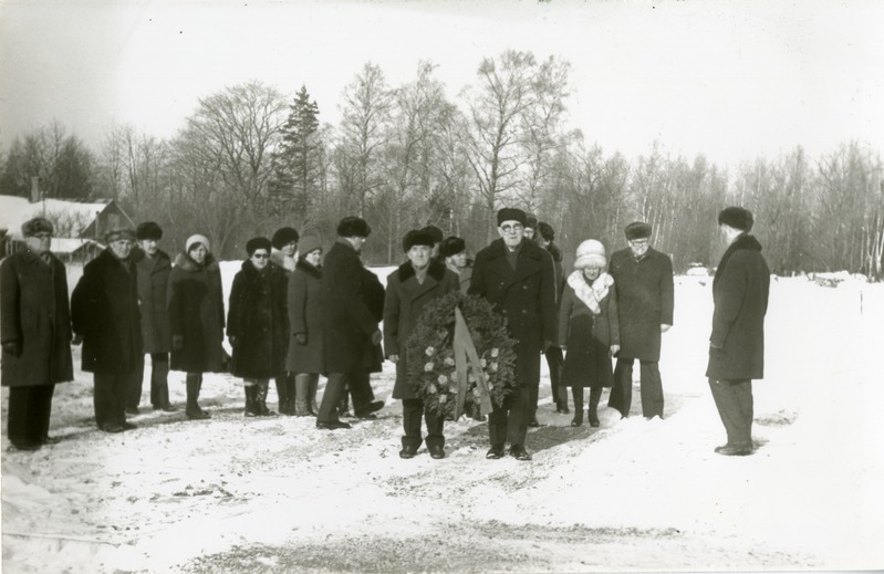 Saaremaa mässu 60. aastapäeva konverentsist osavõtjad Kudjape kalmistul