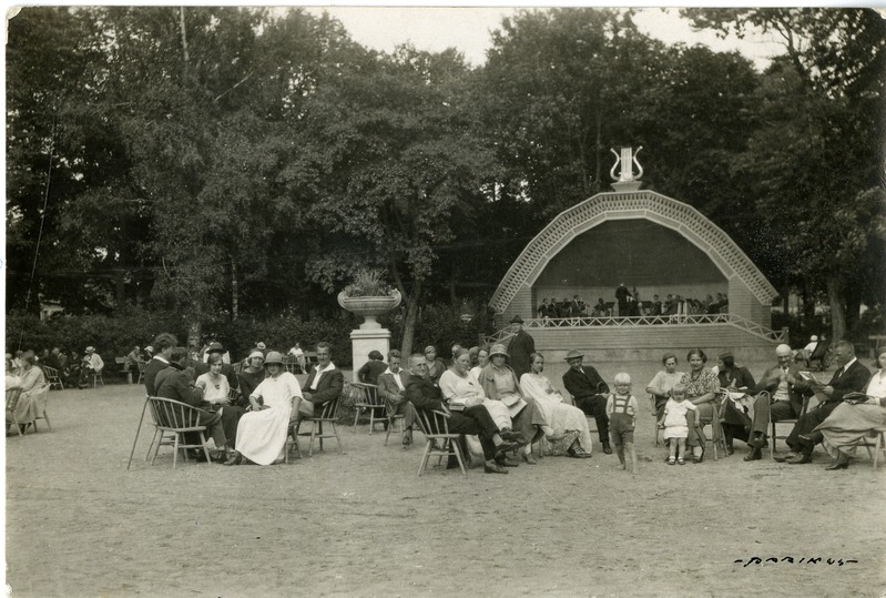 Kuressaare Lossipark: rahvas kõlakoja ees muusikat kuulamas.