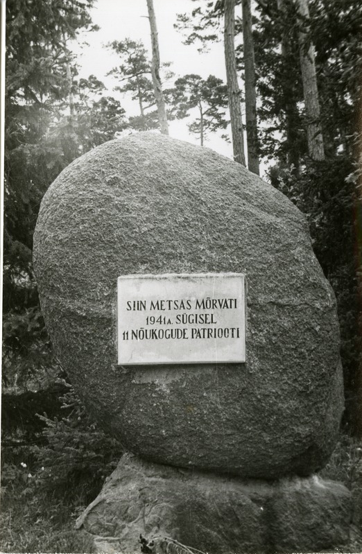 Mälestuskivi nõukogude patriootidele, kes mõrvati Viidul