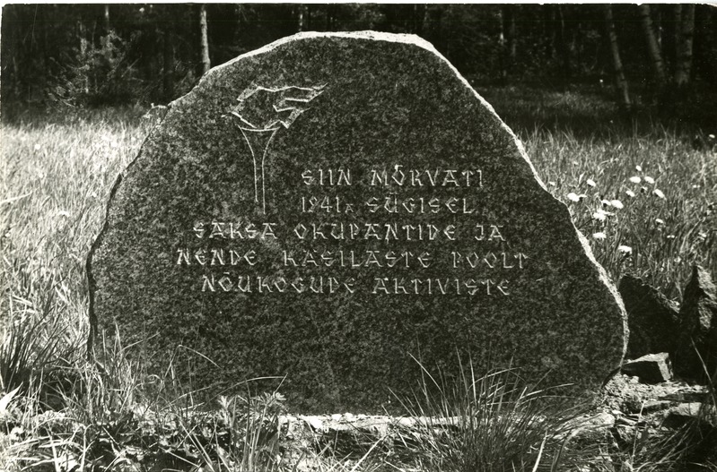 Mälestuskivi fašismiohvritele Põri männikus