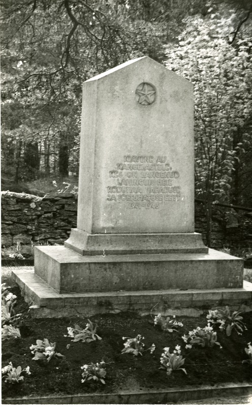 Vennashaud mälestussambaga Kärla kalmistul