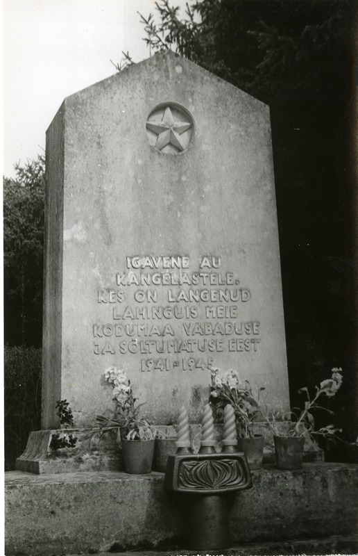 Vennashaud monumendiga Mustjala kalmistul