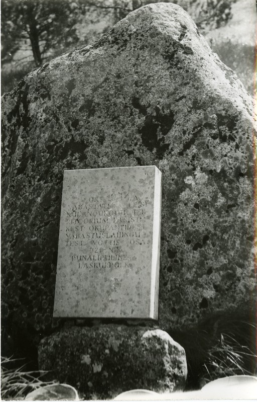 Mälestuskivi Karja bussipeatuse juures