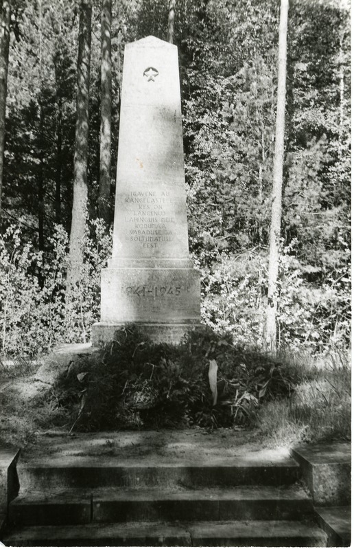 Vennashaud mälestussambaga Leisi alevis