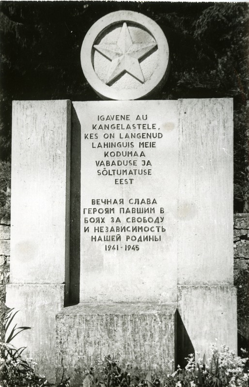 Vennashaud mälestussambaga Kaarma kalmistul