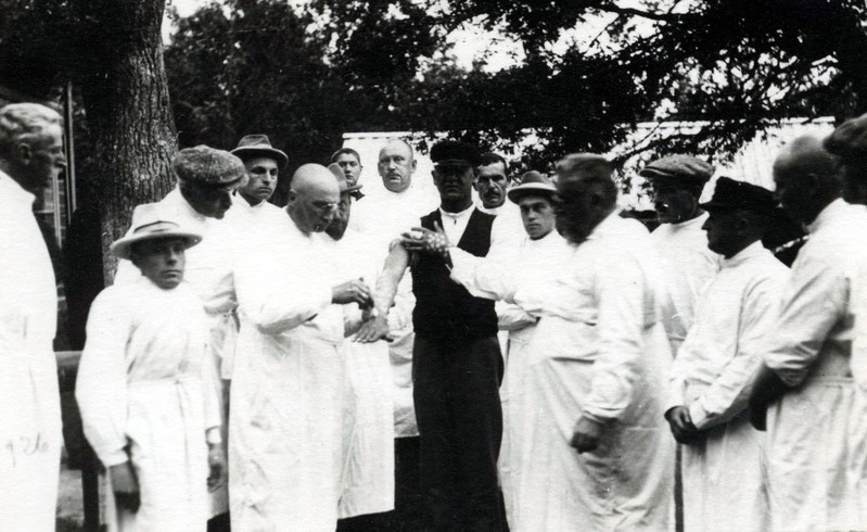 Saaremaa arstide konverents Audakul. Süsihappelume ravi demonstratsioon haigetel. 1935. a.