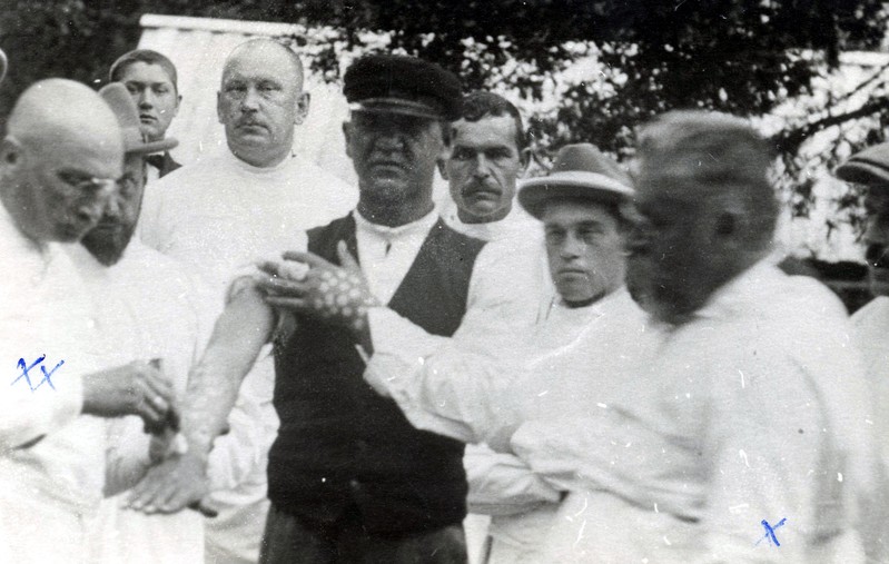 Saaremaa arstide konverents Audakul. Süsihappelume ravi demonstratsioon haigetel. 1935. a.